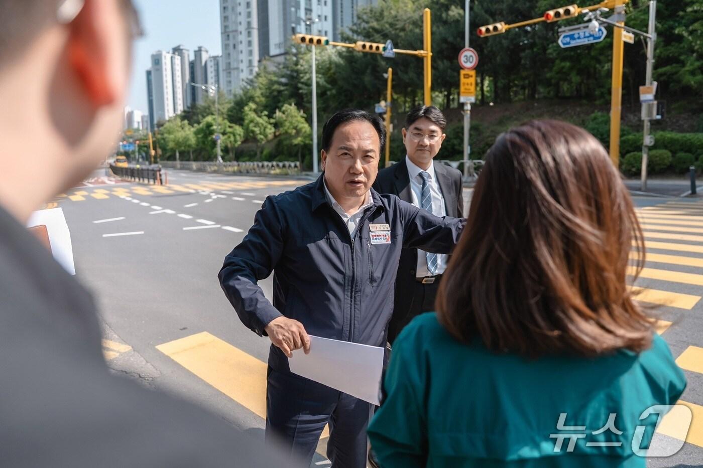  이권재 오산시장이 도로 재포장 공사 현장을 직접 찾아 시공 상태를 점검하고 있다.(오산시 제공)