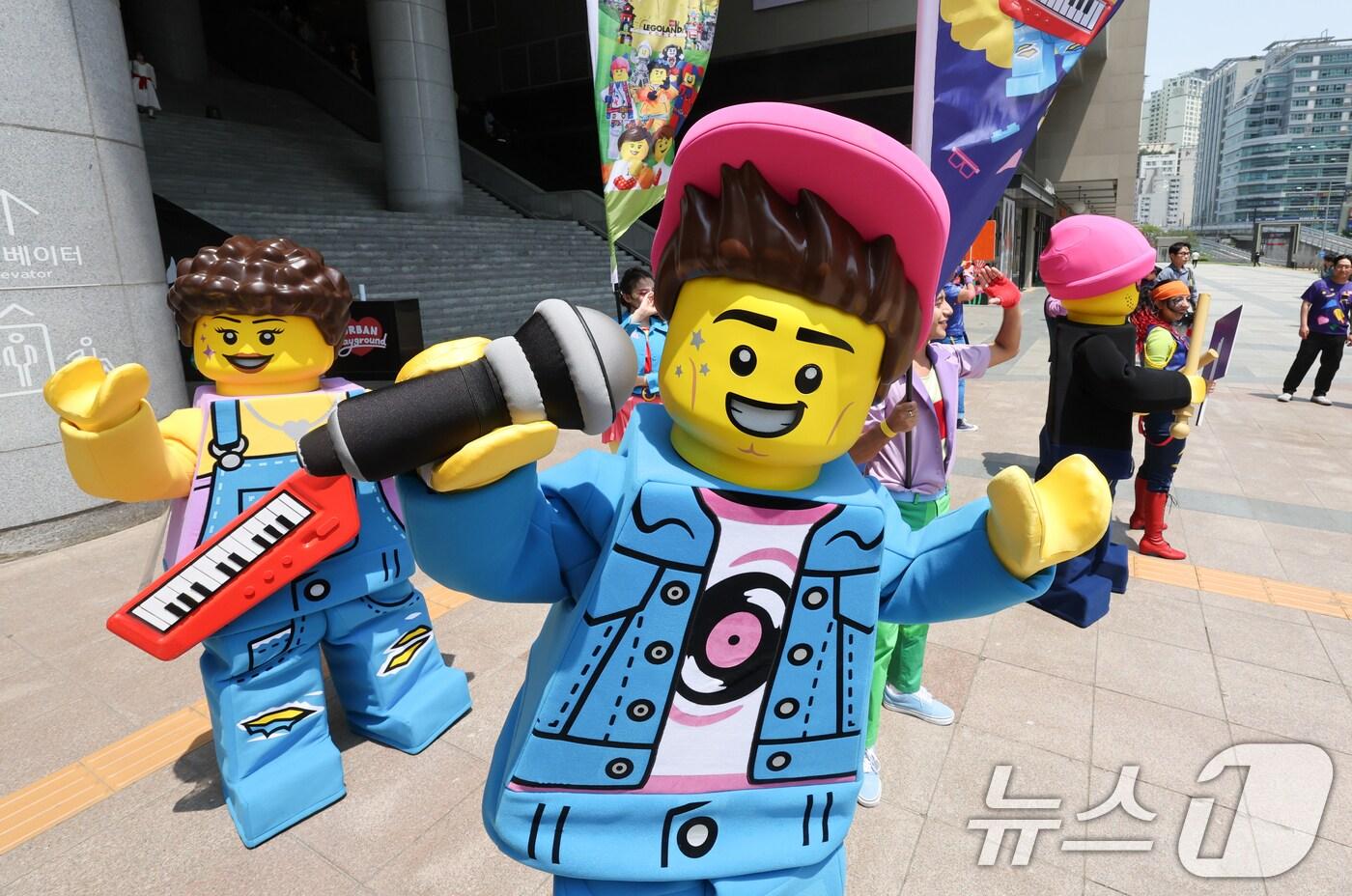 13일 서울 용산역광장에서 레고 코스튬을 한 모델들이 플래그 행렬을 하며 &#39;레고 페스티벌&#39;을 홍보하고 있다. 2025.5.13/뉴스1 ⓒ News1 허경 기자