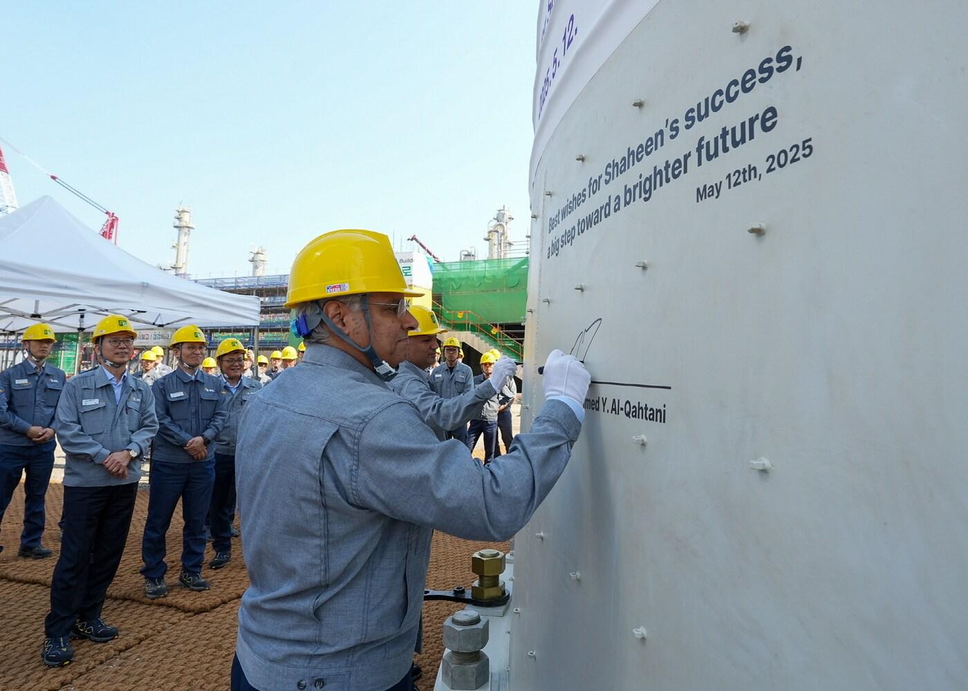 본문 이미지 - 모하메드 알 카타니 아람코  사장이 12일 S-OIL 샤힌 프로젝트현장을 방문해 안전 시공과 성공을 기원하며 설비에 서명을 남기고 있다.(에쓰오일 제공)