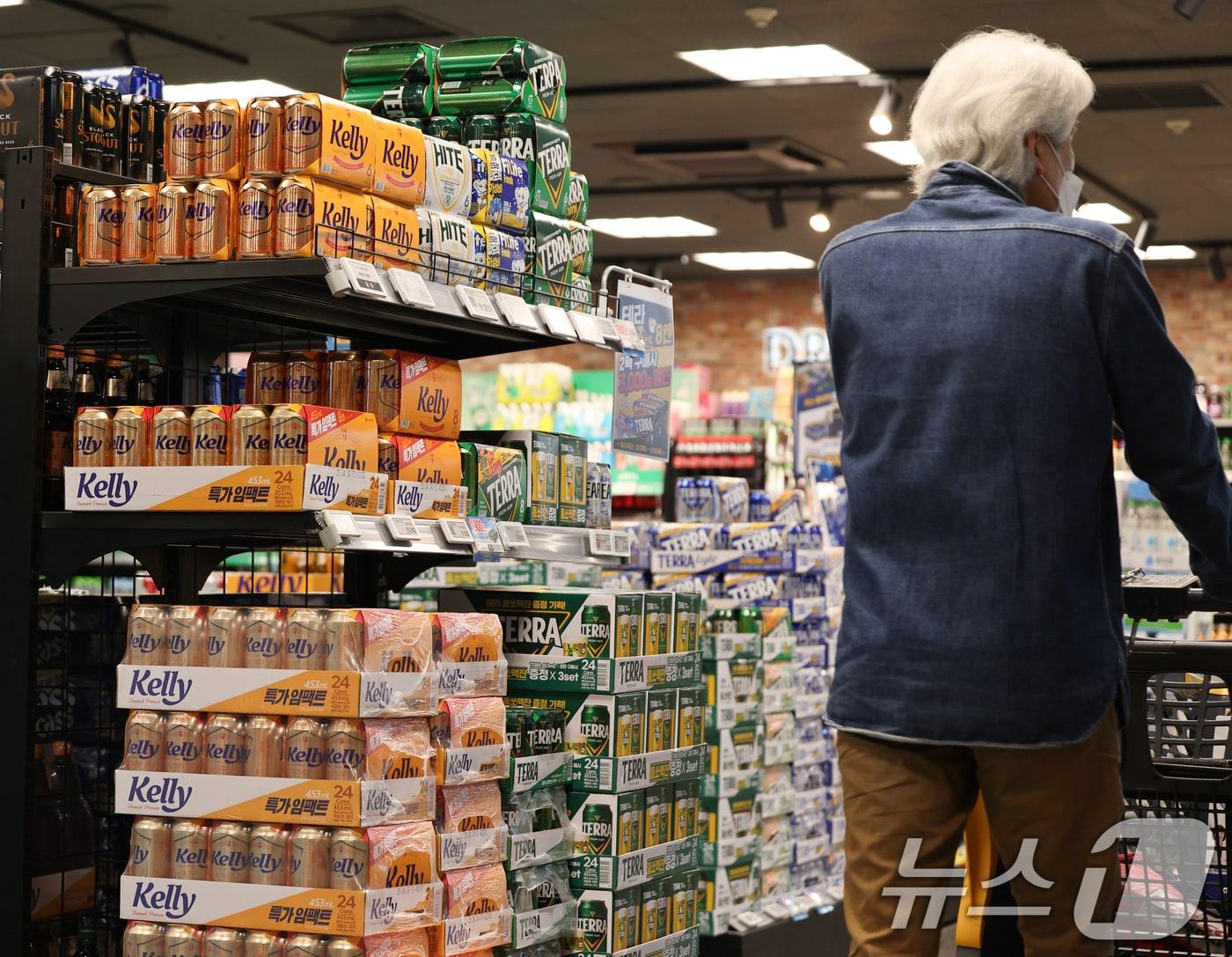 본문 이미지 -  서울 시대 한 대형마트 내 주류코너. 2025.5.13 ⓒ 뉴스1 허경 기자