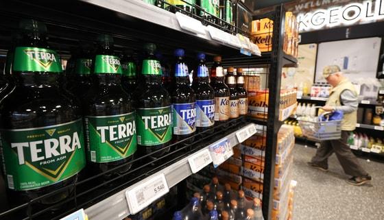 본문 이미지 - 서울 시대 한 대형마트 내 주류코너에 진열된 테라. 2025.5.13/뉴스1 ⓒ News1 허경 기자