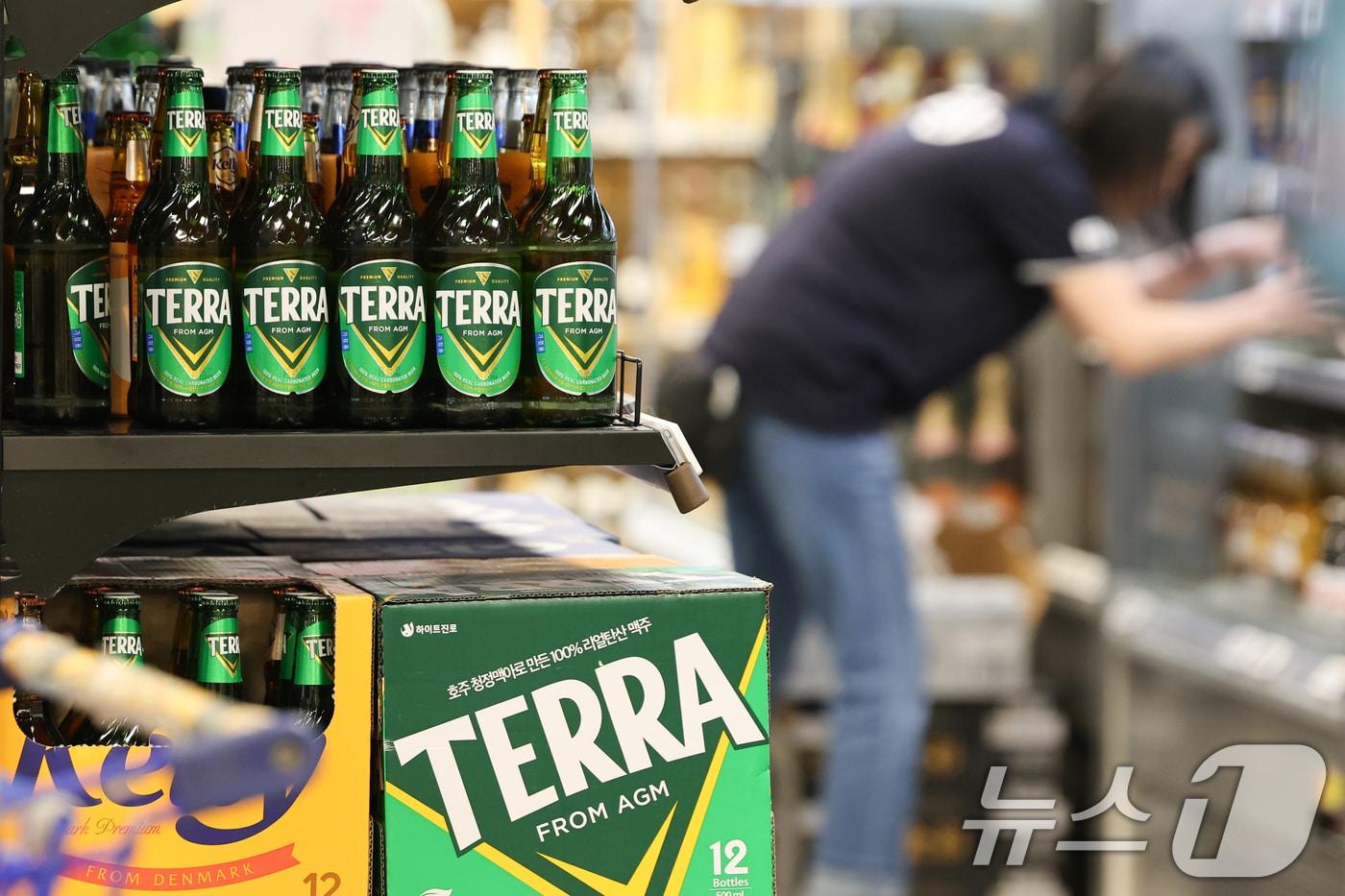 서울 시대 한 대형마트 내 주류코너에 진열된 테라와 켈리 맥주. 2025.5.13/뉴스1 ⓒ News1 허경 기자