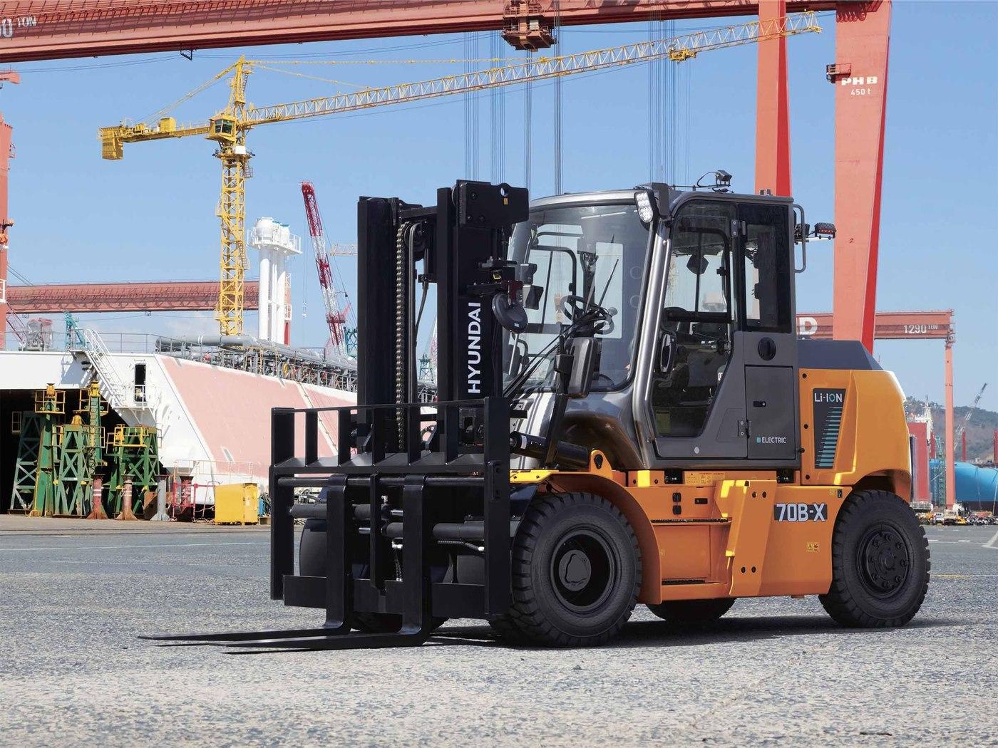 본문 이미지 -  HD현대사이트솔루션이 오는 6월 출시하는 중대형 전동 지게차(HD현대사이트솔루션 제공)