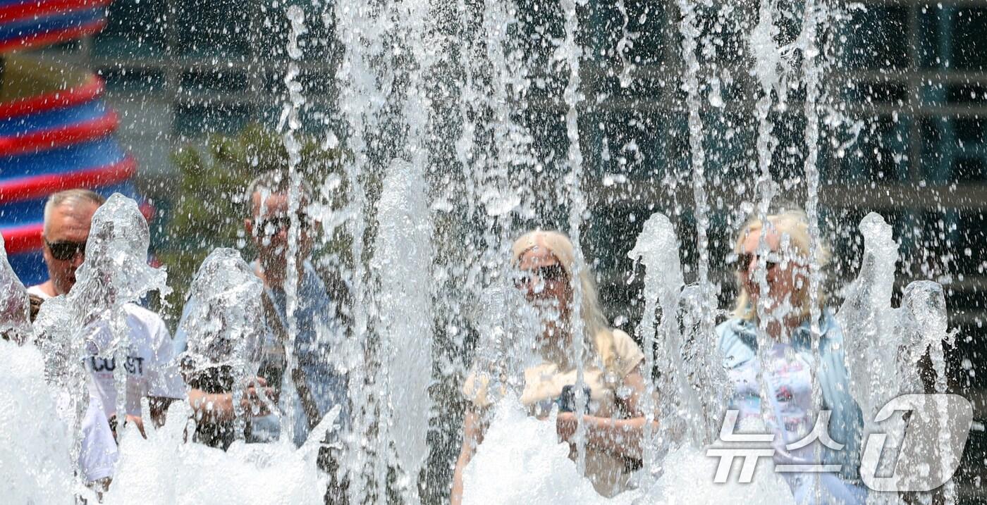 본문 이미지 - 서울 25도 등 초여름 날씨를 보였던 13일 서울 청계천에서 외국인 관광객들이 나들이를 하고 있다. /뉴스1 ⓒ News1 김명섭 기자