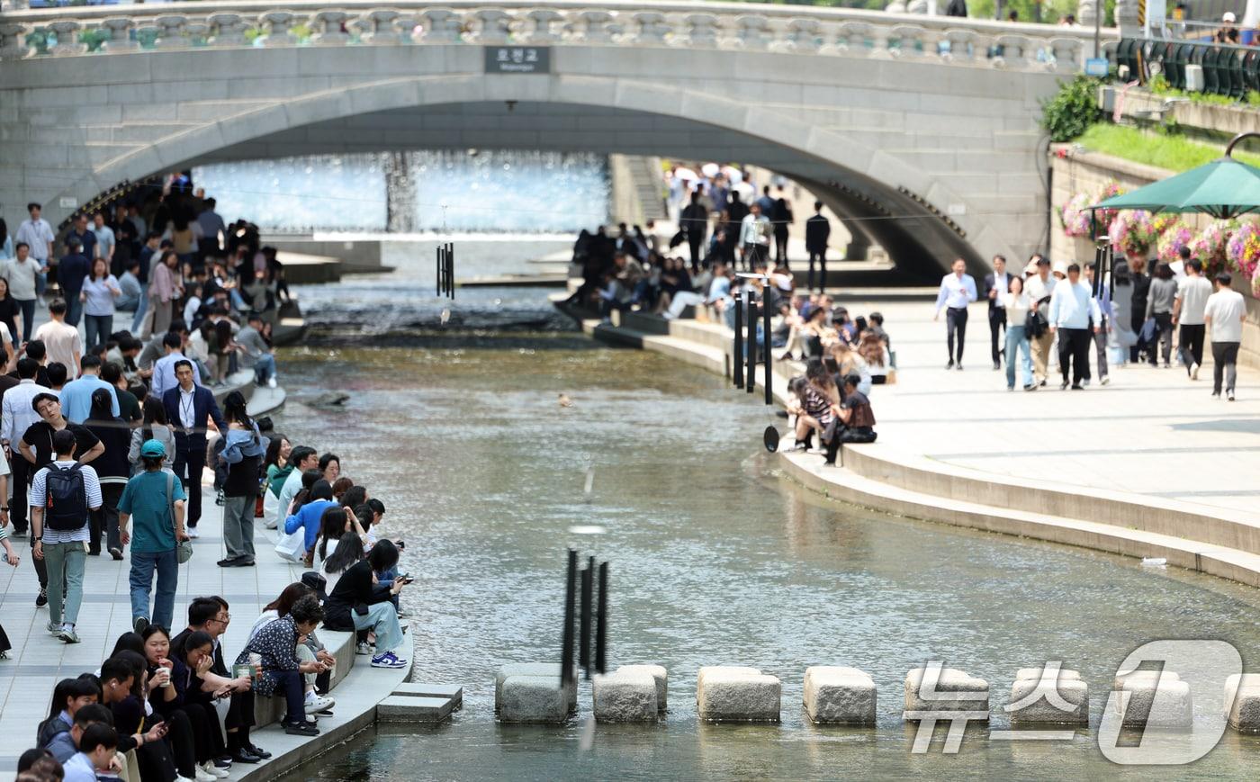 청계천에서 직장인들이 점심시간을 이용해 그늘에서 휴식을 취하고 있다. 2025.5.13/뉴스1 ⓒ News1 김명섭 기자