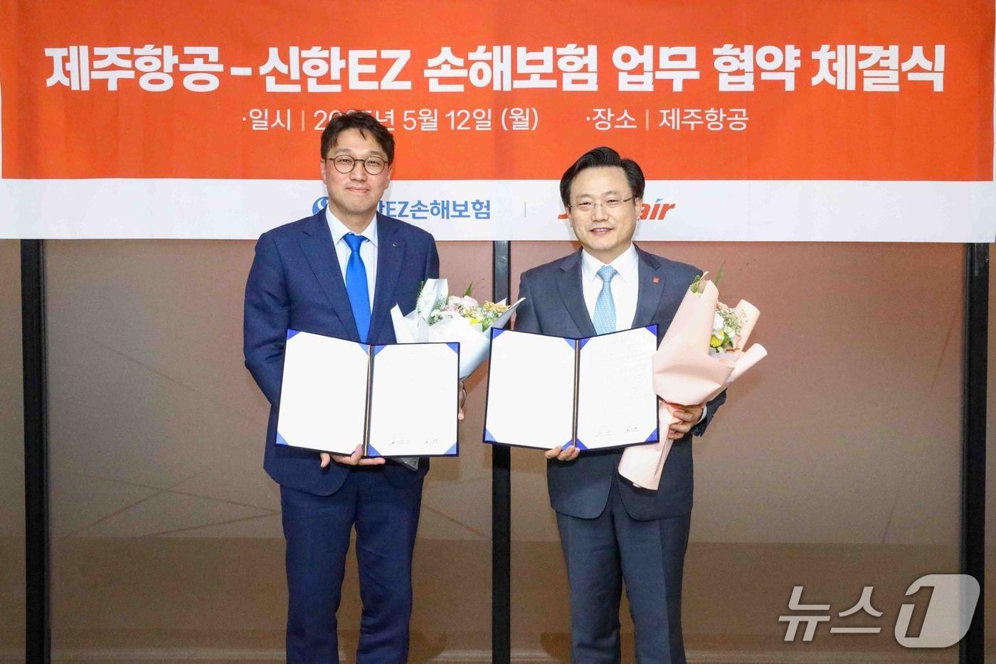 본문 이미지 - 김이배 제주항공 대표이사(오른쪽)와 강병관 신한EZ손해보험 대표이사가 12일 오후 서울 강서구 제주항공 서울지사에서 상호협력을 위한 업무협약(MOU)을 체결한 뒤 기념 사진을 촬영한 모습<제주항공 제공). 2025.05.12.