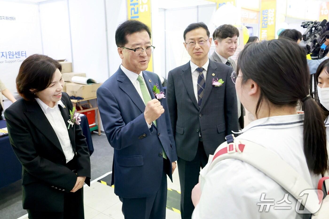 본문 이미지 - 조원휘 대전시의회 의장이 학생들을 응원하고 있다.(대전시의회 제공, 재판매 및 DB 금지)/뉴스1