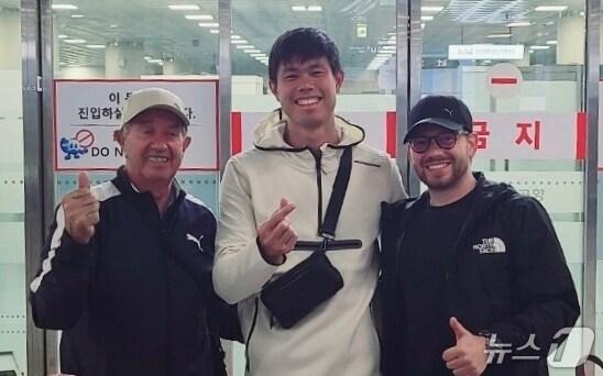 본문 이미지 - 2025 구미 아시아육상경기선수권대회에 참가하기 위해 필리핀의 장대높이뛰기 스타인 어니스트 존 오비에나(가운데)가 12일 입국하고 있다. (구미시 제공. 재판매 및 DB 금지)2025.5.13 /뉴스1
