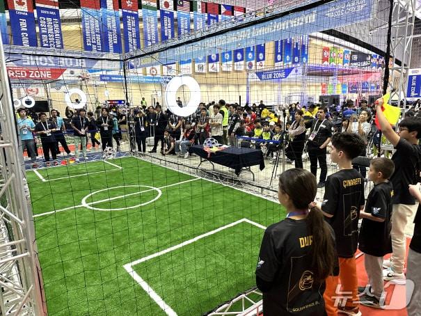 본문 이미지 - 지난해 5월 인천 송도에서 열린 ‘국제드론축구제전’ 모습.( 전주캠틱종합기술원 제공)/뉴스1