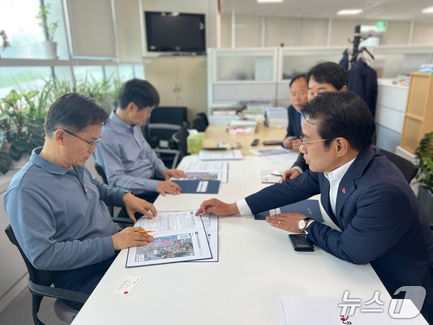 본문 이미지 - 13일 내년도 국가예산 확보를 위해 행안부를 방문한 최경식 전북 남원시장(오른쪽)이 강성희 행안부 재난경감과장(왼쪽)에게 지역 현안사업을 설명하고 있다.(남원시 제공. 재판매 및 DB금지)/뉴스1