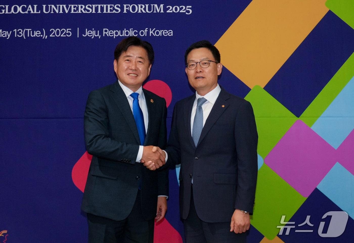 본문 이미지 - 오영훈 제주도지사와 손재일 한화에어로스페이스·한화시스템 대표 (제주도 제공. 재판매 및 DB 금지)/뉴스1