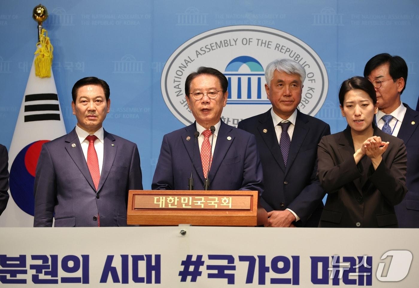 본문 이미지 - 송인헌 충북 괴산군수가 13일 국회 소통관에서 열린 기자회견에서 자치분권 대선공약 반영을 촉구하고 있다.(괴산군 제공)/뉴스1