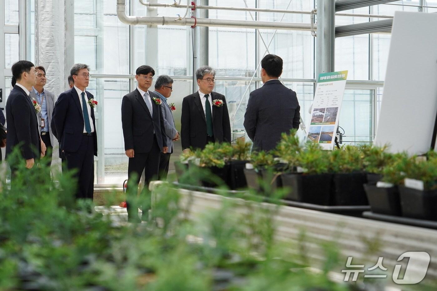 본문 이미지 - 임상섭 산림청장(오른쪽에서 두 번째)이 국립세종수목원 자생식물 종자 공급센터를 둘러보고 있다.(산림청 제공.재판매 및 DB금지)/뉴스1