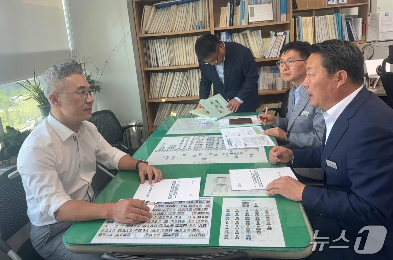 본문 이미지 -  12일 정부세종청사를 방문한 최영일 전북 순창군수(오른쪽)가 이재우 기재부 총사업관리과장을 만나 순창지역 도로 개선 사업을 설명하고 있다.(순창군 제공. 재판매 및 DB금지)/뉴스1