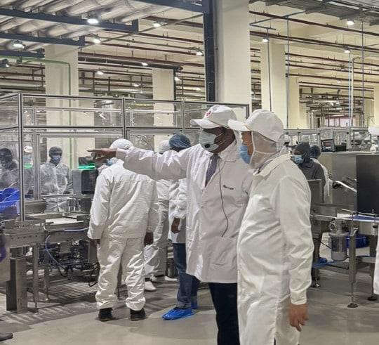 본문 이미지 - 지난 2월 인도 서부지역의 푸네시에서 열린 롯데웰푸드 하브모어 푸네 신공장 준공식에서 (오른쪽)신동빈 롯데 회장이 신공장을 둘러보고 있다.(롯데웰푸드 제공)