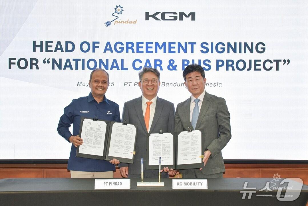 본문 이미지 - 곽재선 KG모빌리티 회장(중앙)이 8일(현지시간) 인도네시아 반둥의 핀다드 본사에 핀다드와 주요조건합의서(HOA)를 체결한 뒤 시깃 산토사 핀다드 대표(오른쪽)와 황기영 KG모빌리티 대표와 기념 사진을 촬영한 모습(KG모빌리티 제공). 2025.05.08.