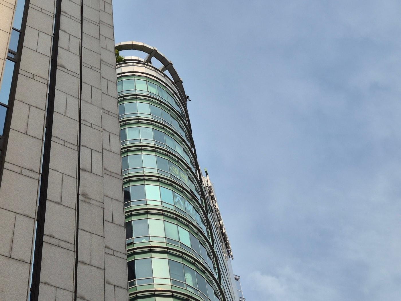 본문 이미지 -  13일 서울 강남역 인근의 한 빌딩 옥상 난간에 한 시민이 올라가 있다. 2025.5.13/뉴스1 ⓒ News1 남해인 기자