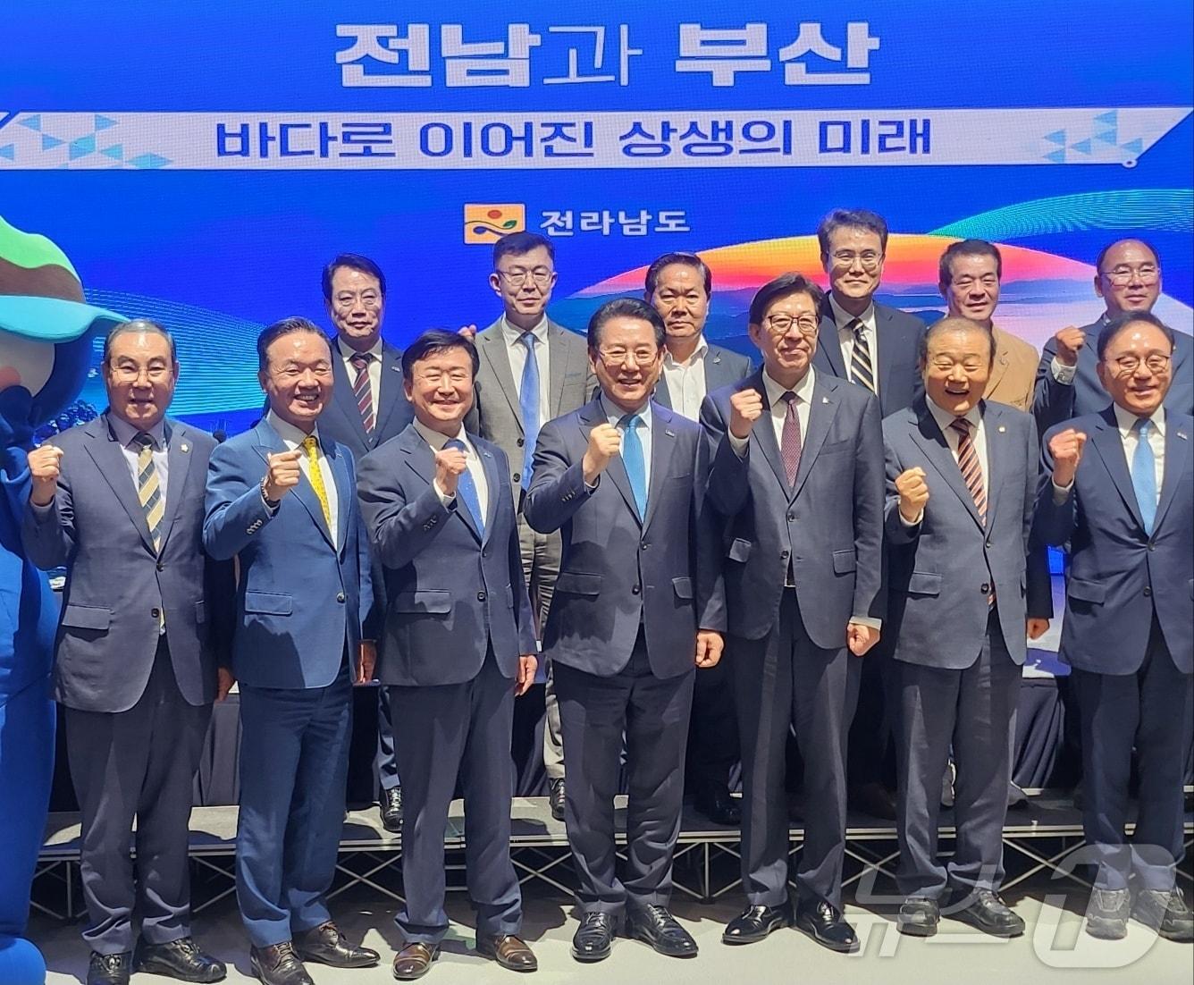 본문 이미지 - 전남도와 부산시, 여수시는 13일 오후 여수엑스포컨벤션센터 컨퍼런스홀에서 섬박람회 성공 개최를 위한 업무협약을 체결하고 단체 기념사진을 찍고 있다.2025.6.13/뉴스1 ⓒ News1 김동수 기자