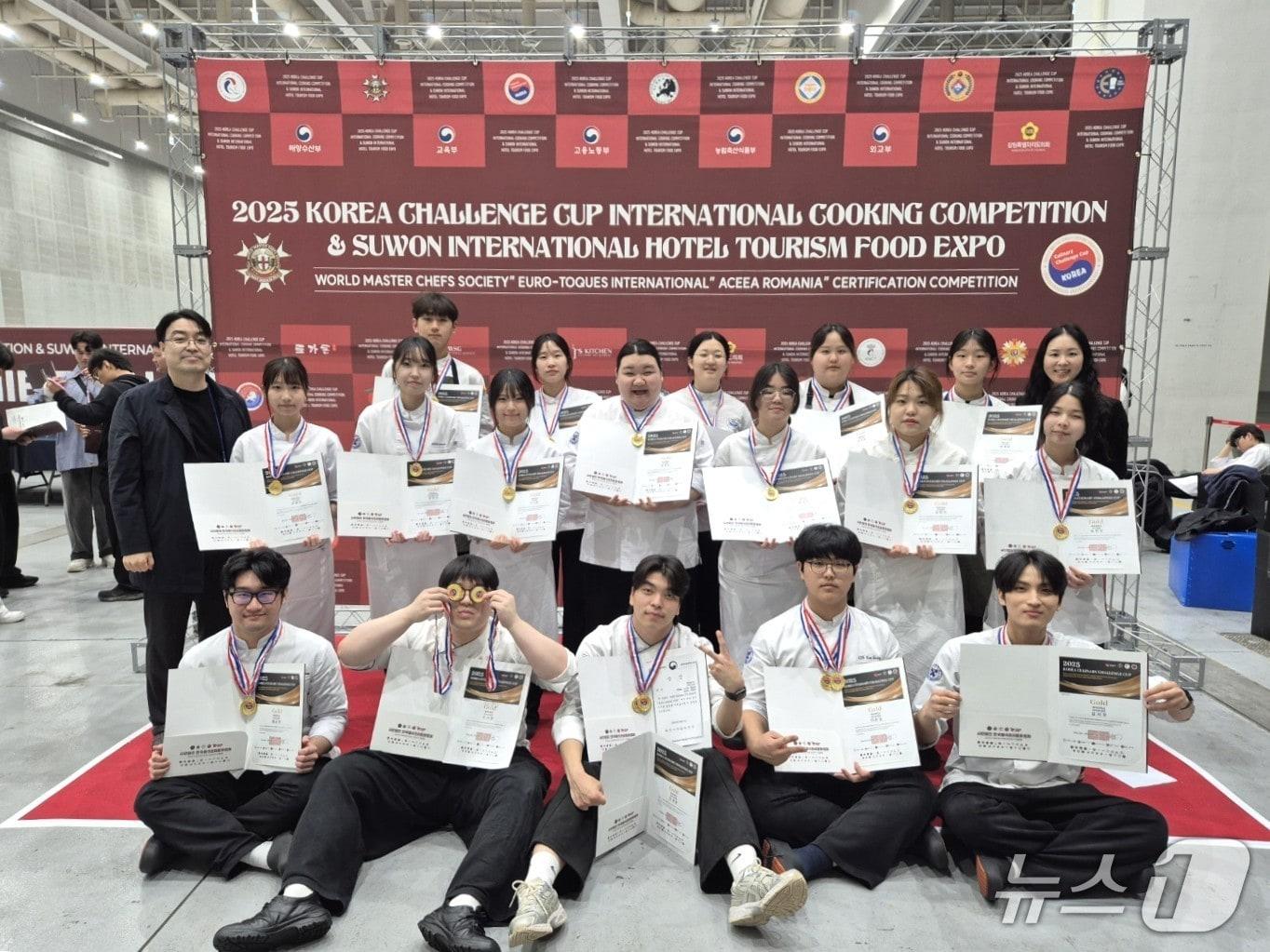 본문 이미지 - 배재대학교 외식조리학과가 ‘2025 대한민국 챌린지 컵 국제 요리 경연대회’에서 대상과 금상 6개를 수상했다.(배재대 제공.재판매 및 DB금지)/뉴스1