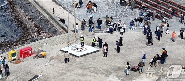 본문 이미지 - 지난 10일 비양도 드론 배달 현장.(제주도 제공. 재판매 및 DB 금지)