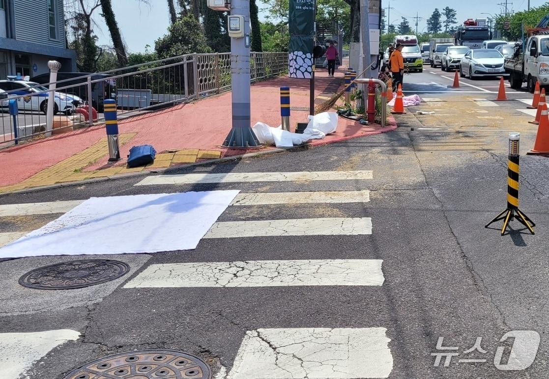 본문 이미지 - 13일 오전 굴삭기에서 샌 기름으로 인해 제주대학교병원 인근 도로가 미끄러워 70대 보행자가 넘어져 다치는 사고가 발생했다.(제주도소방안전본부 제공. 재판매 및 DB 금지)