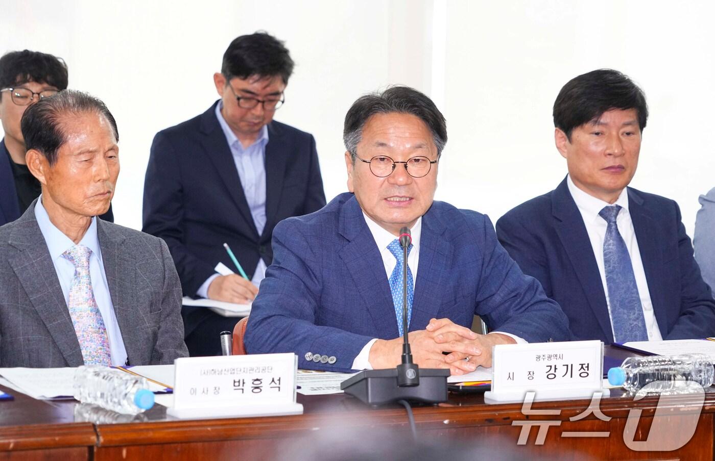 강기정 광주시장이 13일 광산구 하남근로자종합복지관에서 열린 '근로자·소상공인 투표 참여 보장 약속' 행사에 참석해 인사말을 하고 있다.(광주시 제공. 재판매 및 DB 금지) 2025.5.13/뉴스1