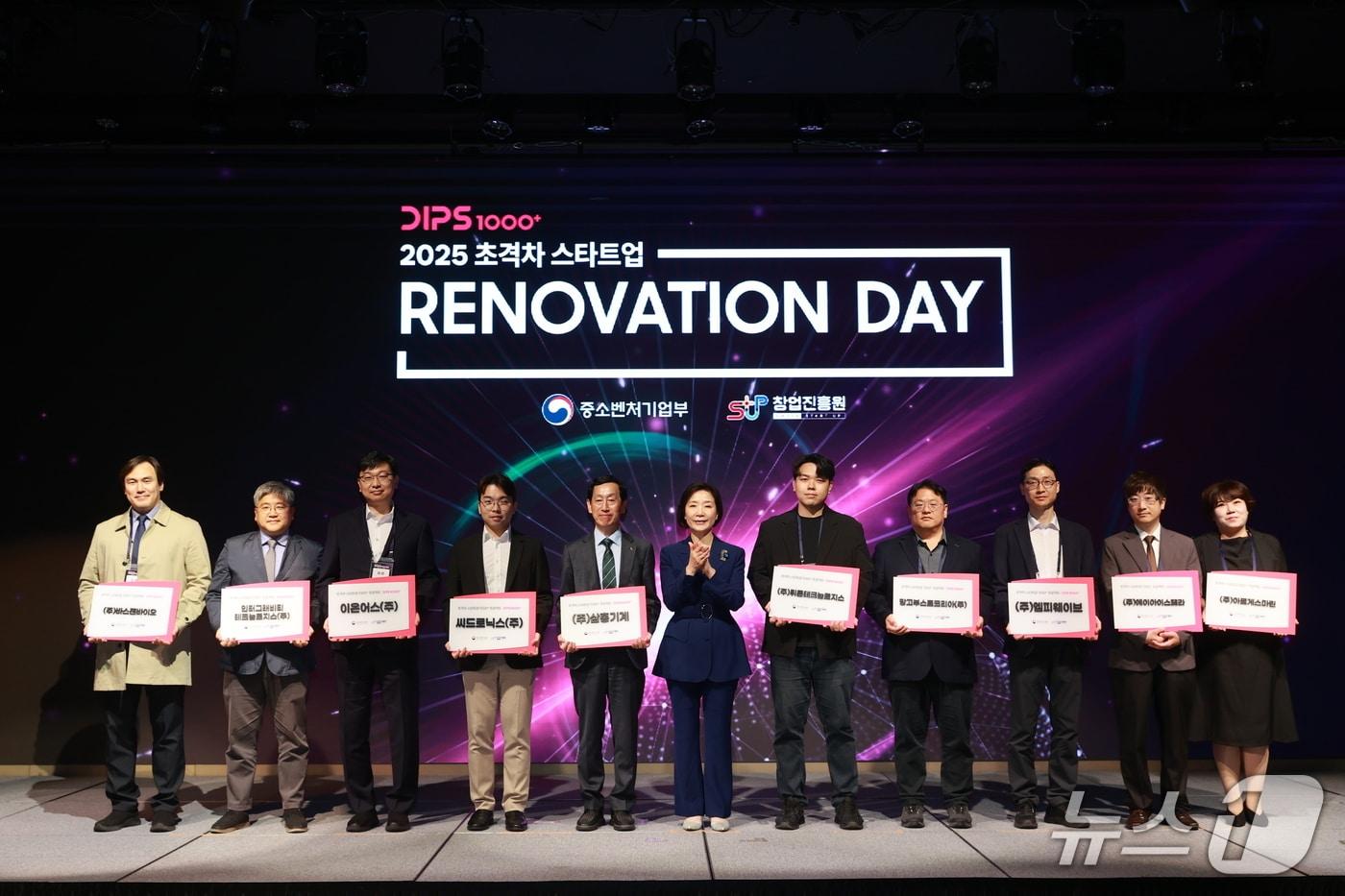 오영주 중소벤처기업부 장관이 13일 서울 영등포구 페어몬트 앰배서더 호텔에서 열린 &#39;2025 초격차 스타트업 Renovation Day&#39;에서 현판 수여 후 기념 촬영을 하고 있다.&#40;중소벤처기업부 제공&#41;