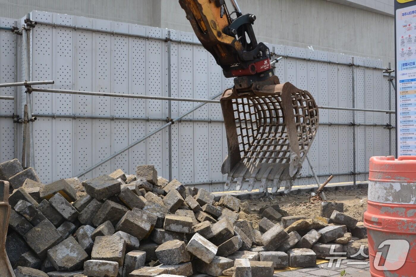 본문 이미지 - 제주시가 산지로(제주시 동문로터리~산지천 용진교) 450m 구간 '제주형 탄소중립 도로 환경 개선 사업'에 착공, 사괴석을 걷어내고 있다./뉴스1 