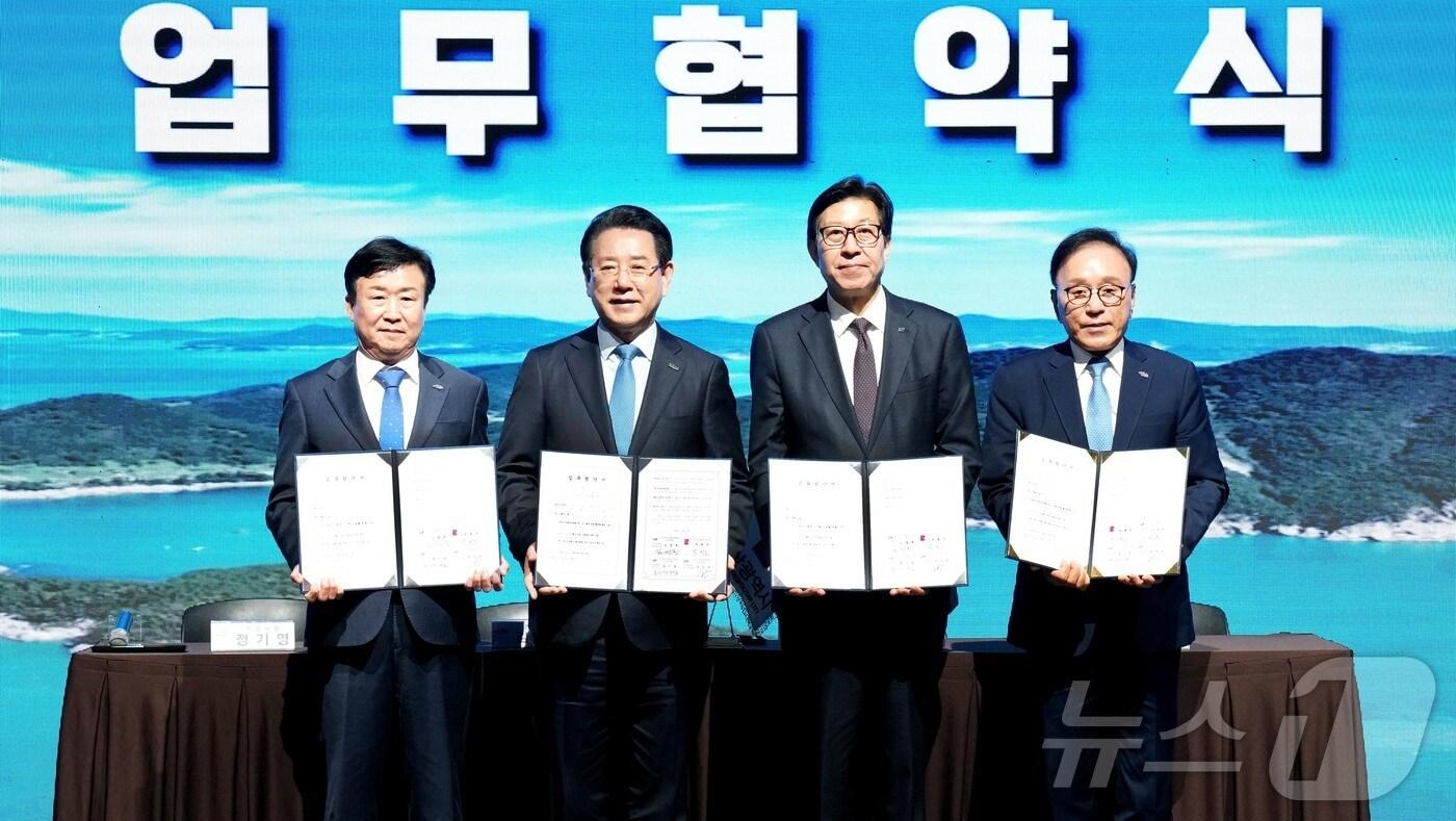 김영록 전라남도지사가 13일 여수엑스포컨벤션센터에서 박형준 부산광역시장, 정기명 여수시장, 박수관 조직위원장과 ‘2026여수세계섬박람회조직위-부산시 업무협약’을 체결하고 있다.&#40;전남도 제공. 재판매 및 DB금지&#41; 2025.5.13/뉴스1 