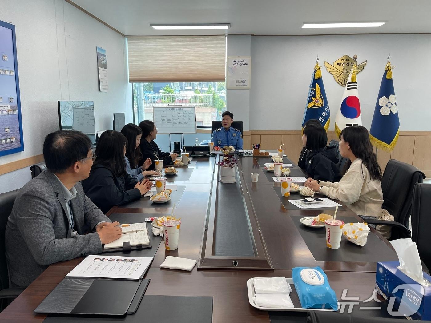 본문 이미지 - 속초해경 청년인턴.(속초해경 제공, 재판매 및 DB 금지) 2025.5.13/뉴스1