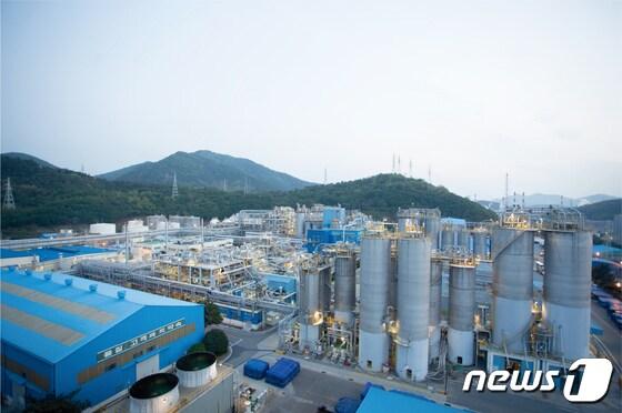본문 이미지 - 롯데케미칼 여수공장 전경.&#40;롯데케미칼 제공&#41;     