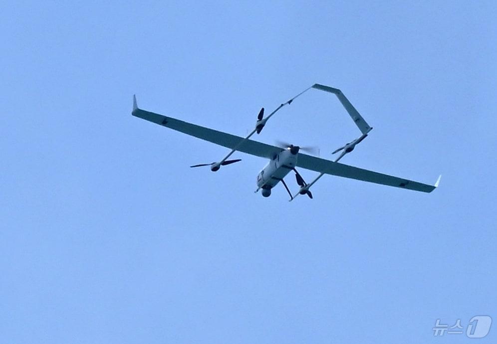 본문 이미지 - &#40;사진은 기사 내용과 무관함&#41; 정찰·감시용 드론이 드론모함을 출발해 해상표적을 추적하고 있는 모습.  2025.5.14/뉴스1 ⓒ News1 사진공동취재단