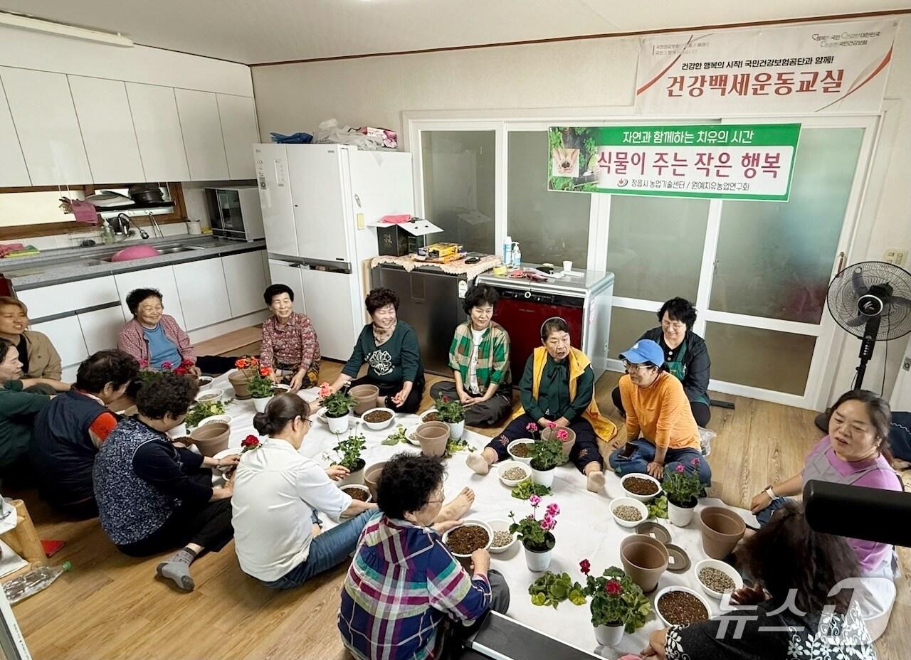 본문 이미지 -  정읍시가 사회적 약자들의 건전한 여가문화 조성과 적극적인 사회활동 참여를 돕기 위해 반려식물 보급사업을 추진한다.(정읍시 제공, 재판매 및 DB금지)