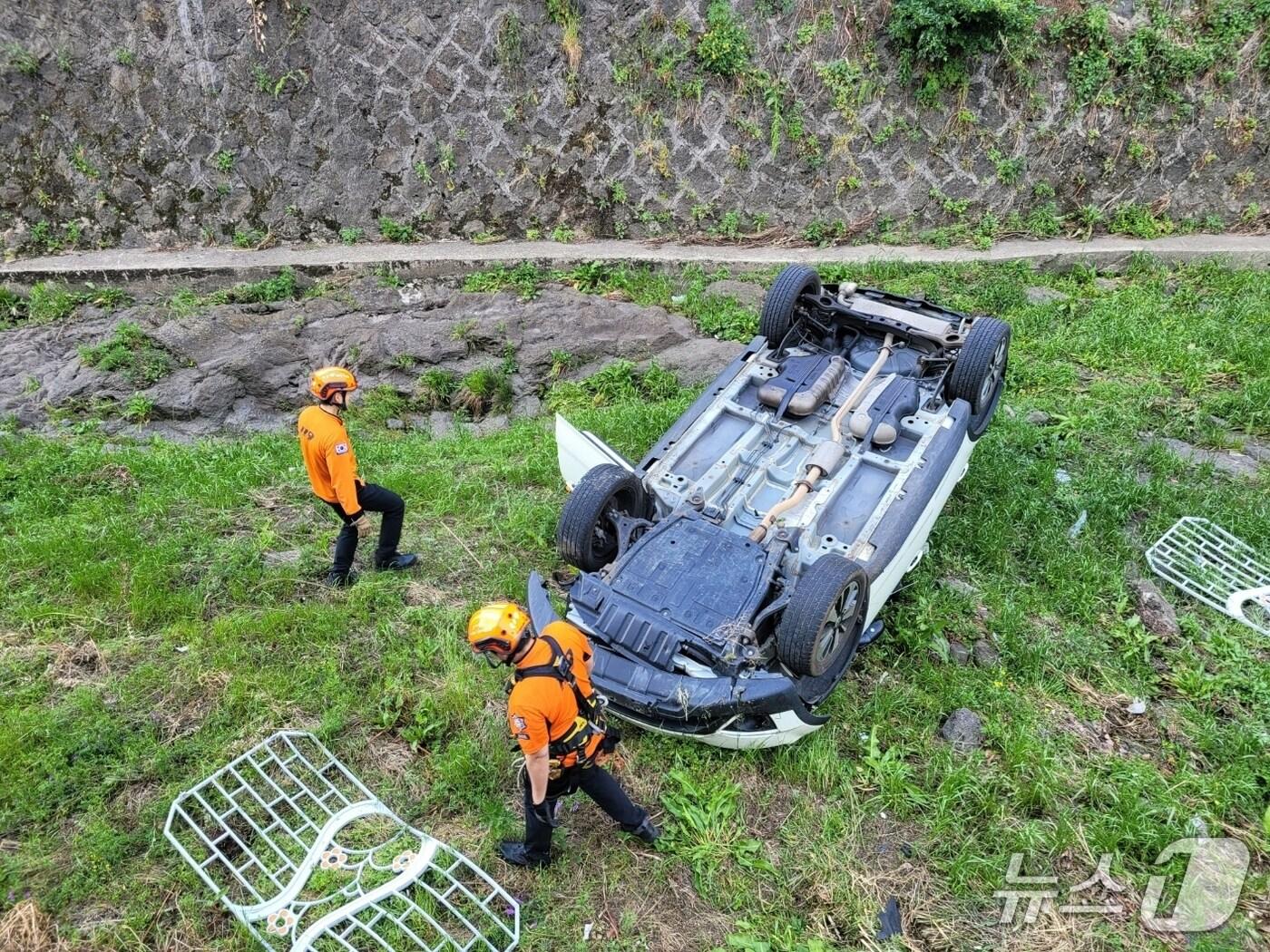 본문 이미지 - 13일 오후 제주시 노형동에서 승용차가 도로 옆 3~4m 아래로 떨어져 전복됐다.(제주도소방안전본부 제공. 재판매 및 DB 금지)
