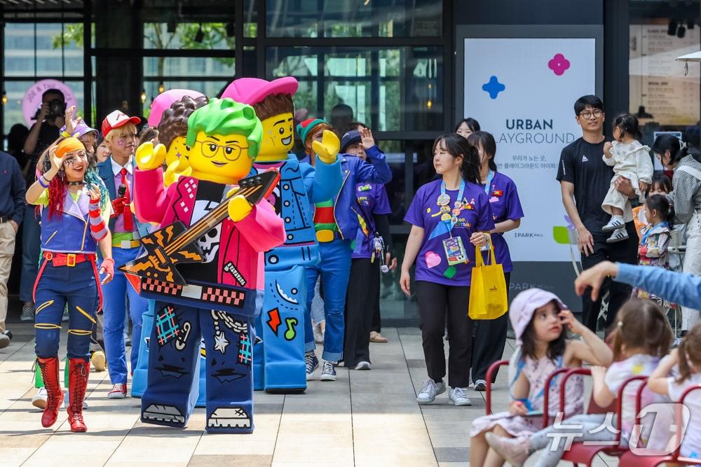 본문 이미지 - 레고랜드의 플레이 팝 플래그 행렬이 13일 서울 용산 아이파크몰 ‘더 가든’에서 펼쳐지며 관람객들의 눈길을 사로잡았다.(레고랜드 제공, 재판매 및 DB금지)