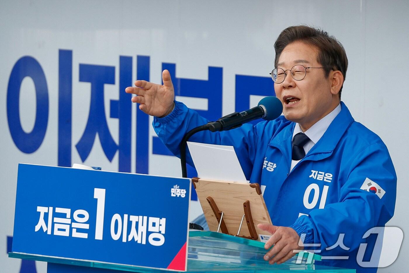 이재명 더불어민주당 대통령 후보가 대표적 험지인 대구·경북(TK) 지역 유세에 돌입한 13일 오후 경북 포항시청 광장을 찾아 지지를 호소하고 있다. 2025.5.13/뉴스1 ⓒ News1 안은나 기자