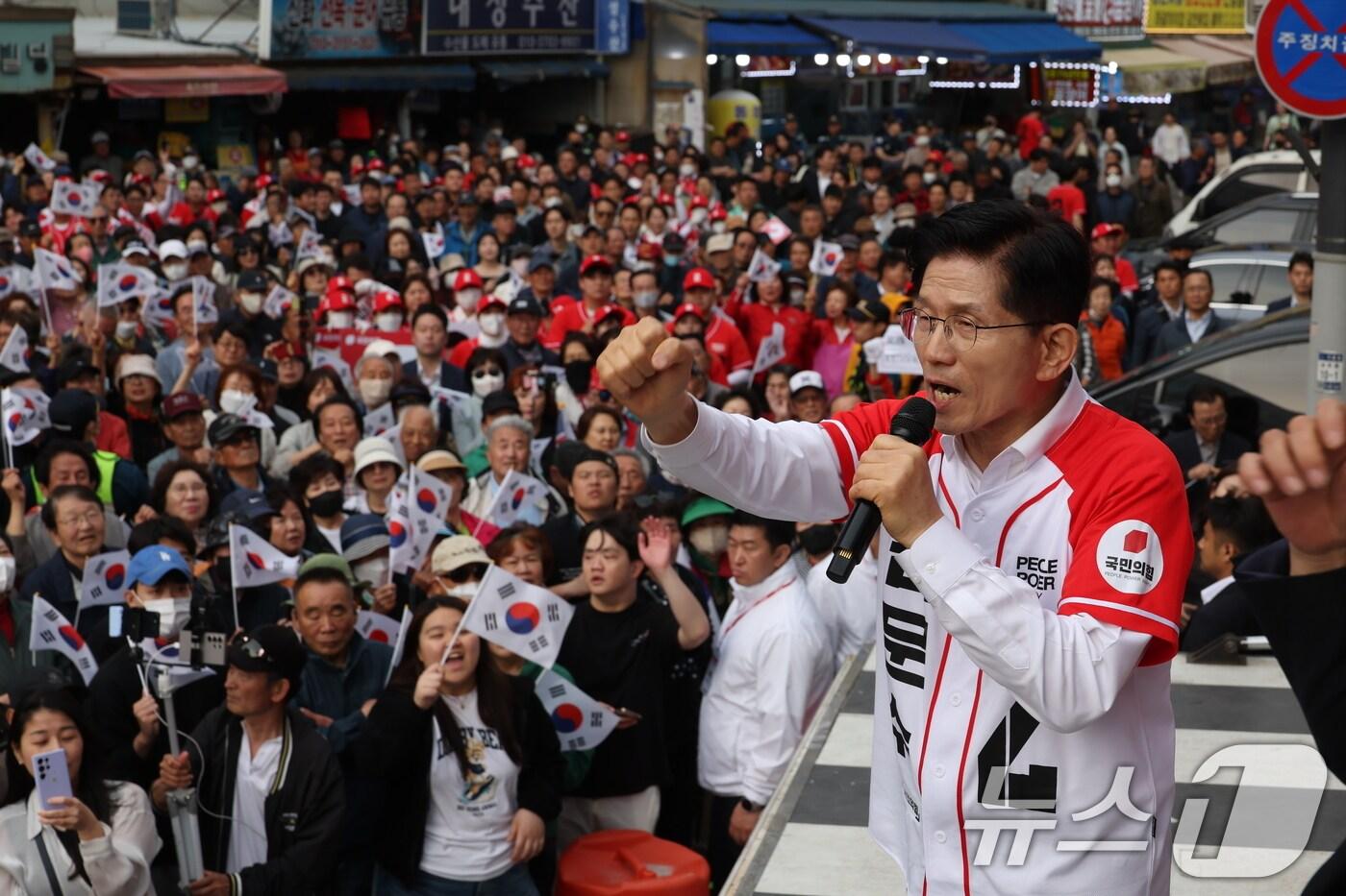 김문수 국민의힘 대통령 후보가 13일 부산 자갈치시장에서 유세를 하고 있다. (공동취재) 2025.5.13/뉴스1 ⓒ News1 김민지 기자