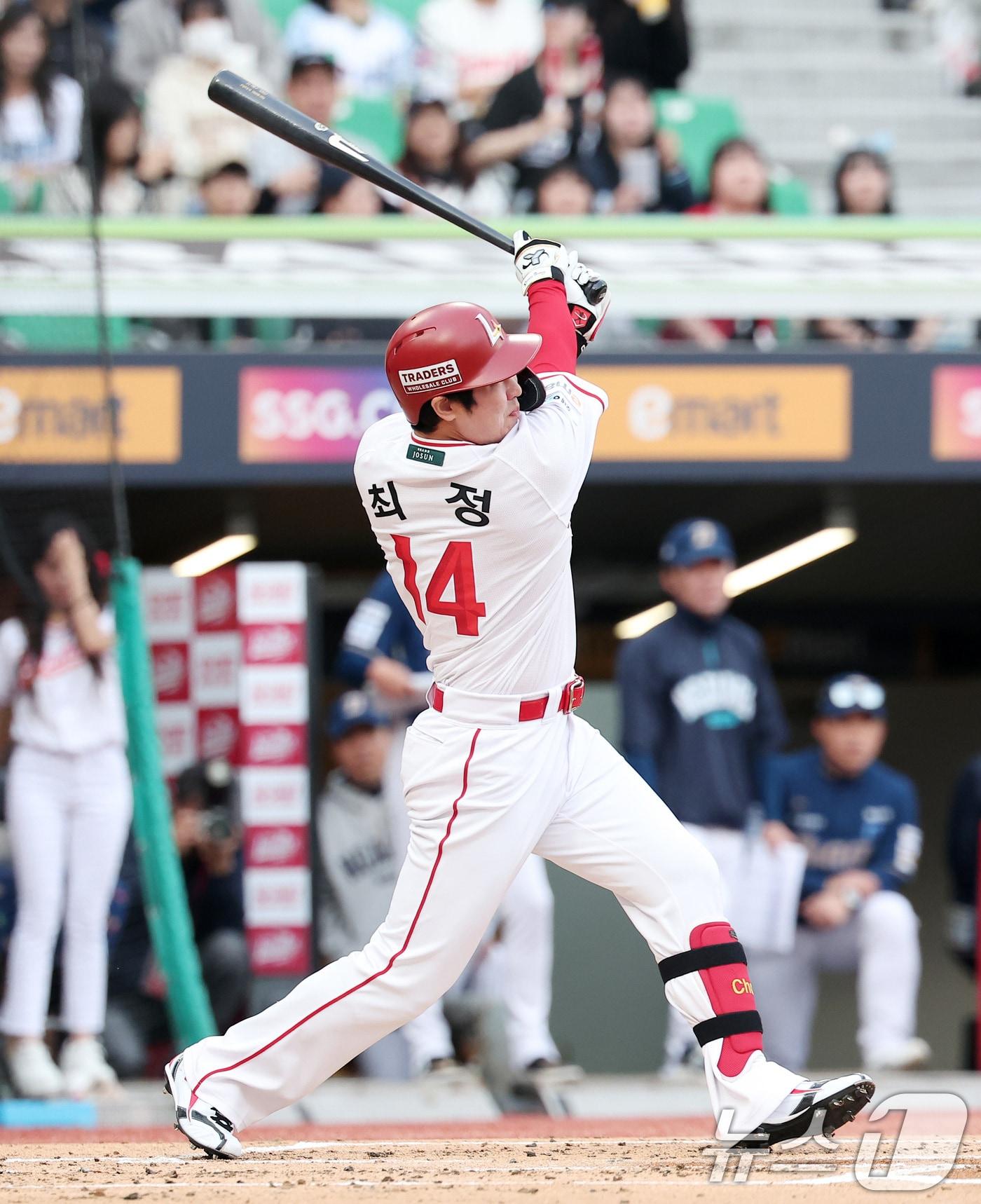 본문 이미지 - 13일 인천SSG 랜더스필드에서 열린 &#39;2025 신한 SOL뱅크 KBO리그&#39; NC 다이노스와 SSG 랜더스의 경기, SSG 최정이 타격하고 있다. 2025.5.13/뉴스1 ⓒ News1 김성진 기자