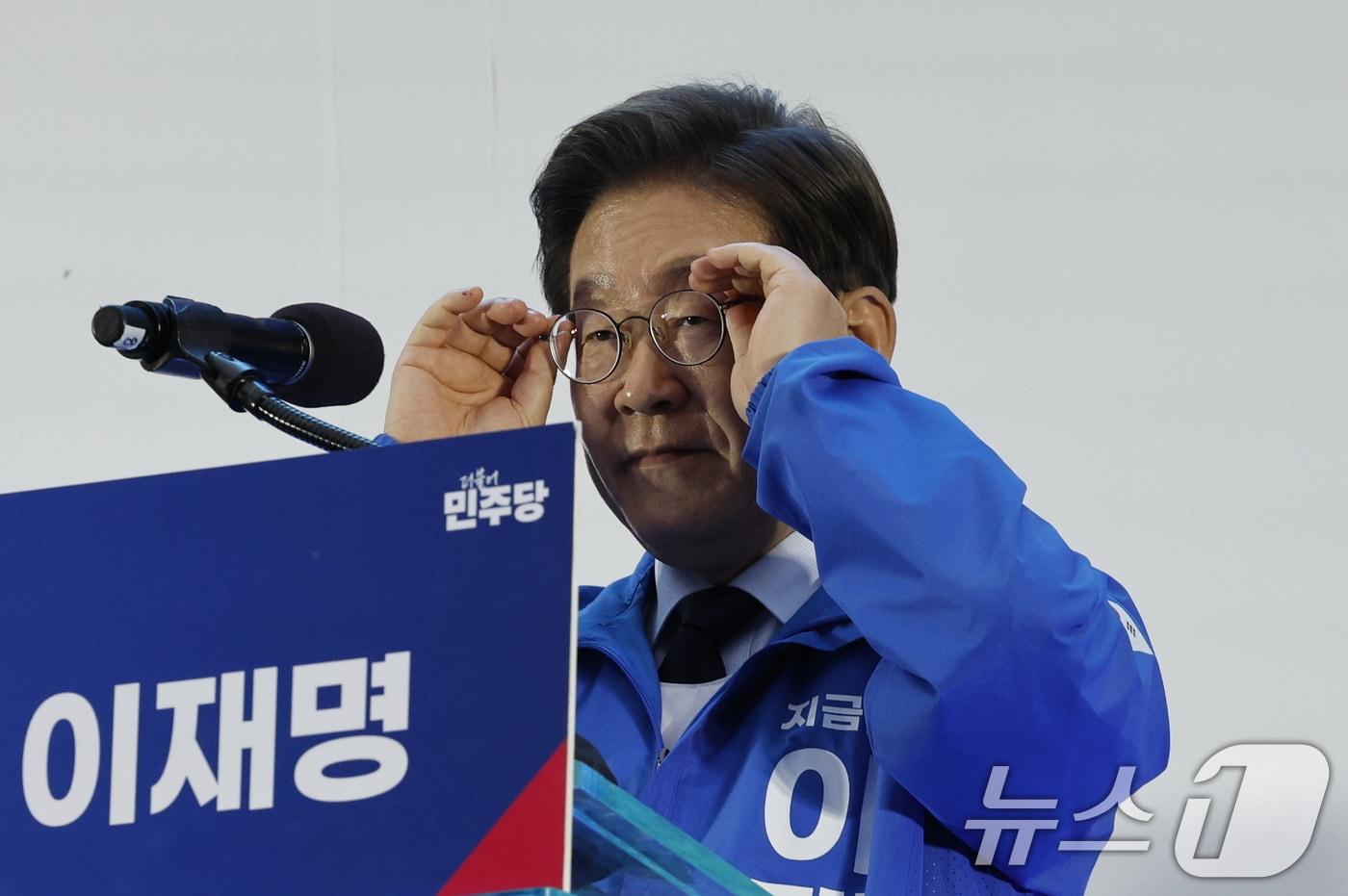 이재명 더불어민주당 대통령 후보가 대표적 험지인 대구·경북&#40;TK&#41; 지역 유세에 돌입한 13일 오후 울산 남구 롯데백화점 광장을 찾아 유세를 하던 중 안경을 고쳐쓰고 있다. 2025.5.13/뉴스1 ⓒ News1 안은나 기자