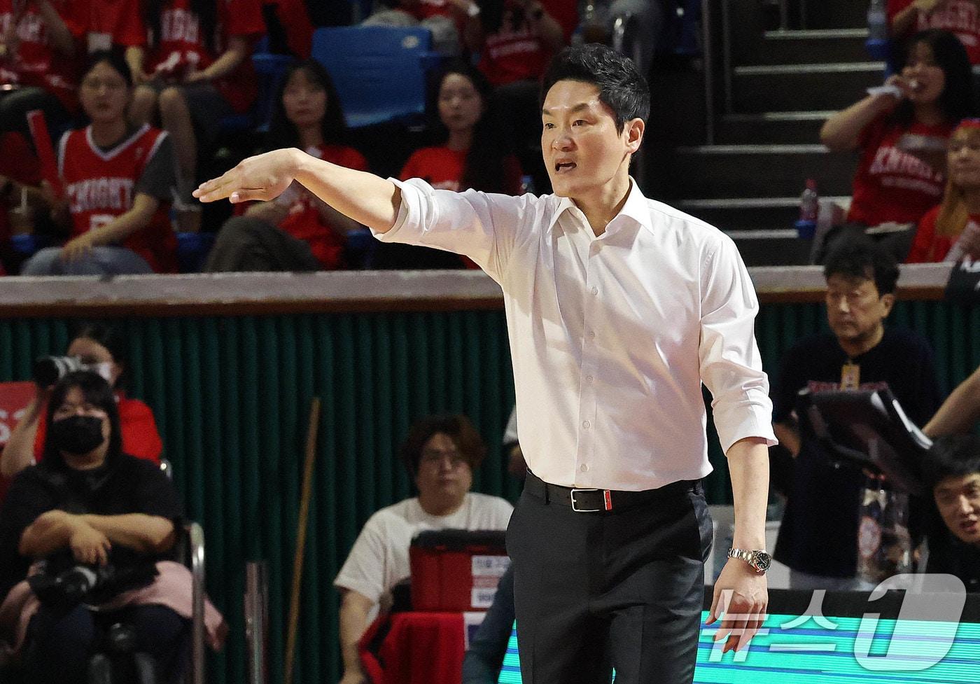 본문 이미지 - 13일 오후 서울 송파구 잠실학생체육관에서 열린 '2024-25 KCC 프로농구 챔피언결정전 5차전' 창원 LG 세이커스와 서울 SK 나이츠의 경기에서 SK 전희철 감독이 작전지시를 하고 있다. 2025.5.13/뉴스1 ⓒ News1 박세연 기자