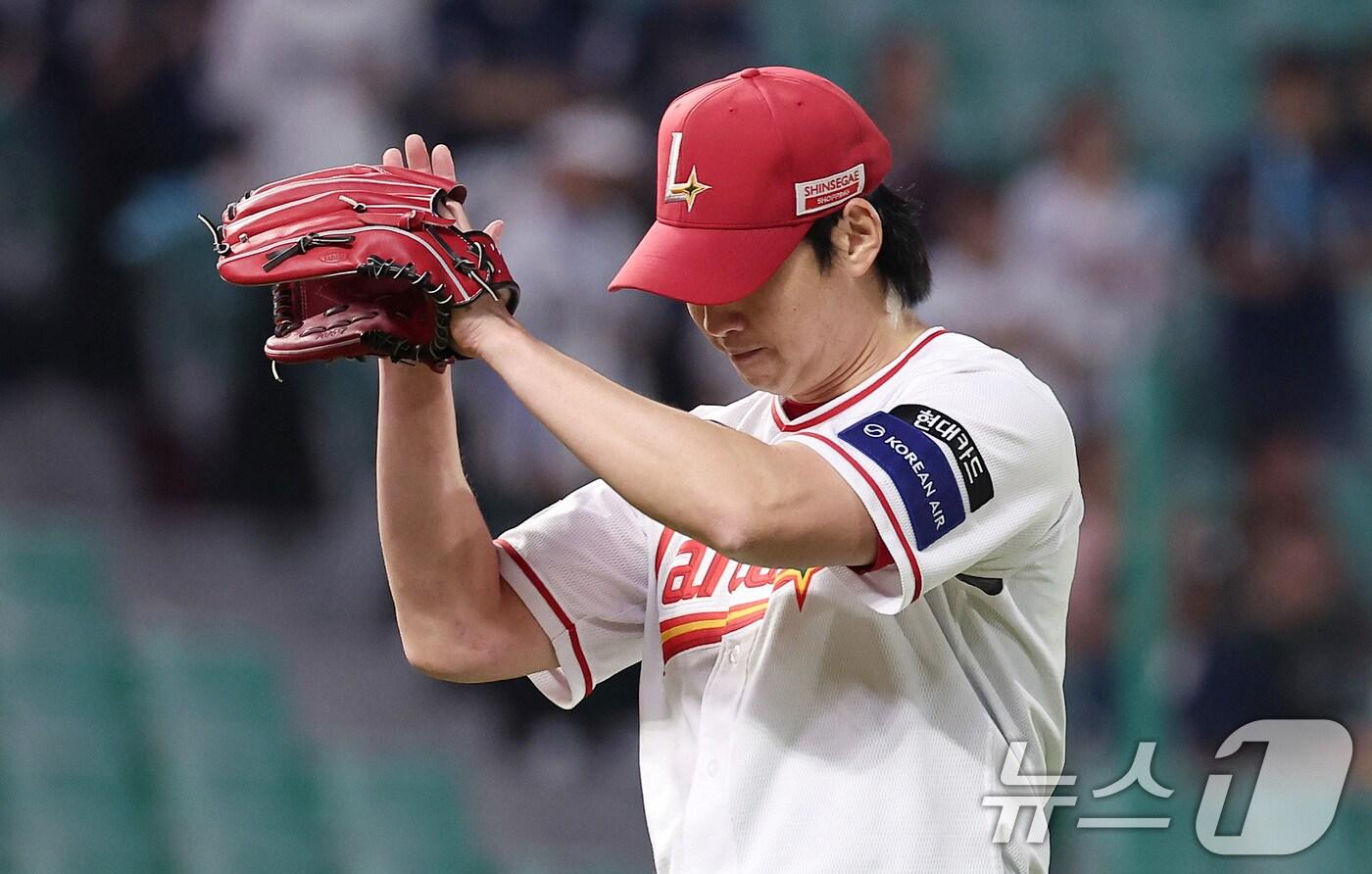 13일 인천SSG 랜더스필드에서 열린 '2025 신한 SOL뱅크 KBO리그' NC 다이노스와 SSG 랜더스의 경기, SSG 선발 문승원이 6이닝 2실점을 한 후 더그아웃으로 향하며 박수치고 있다. 2025.5.13/뉴스1 ⓒ News1 김성진 기자