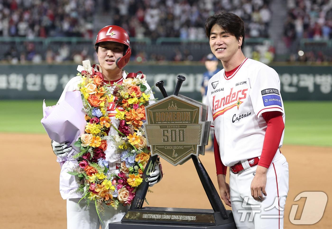 본문 이미지 - SSG 랜더스의 최정(왼쪽)과 김광현. / 뉴스1 DB ⓒ News1 김성진 기자