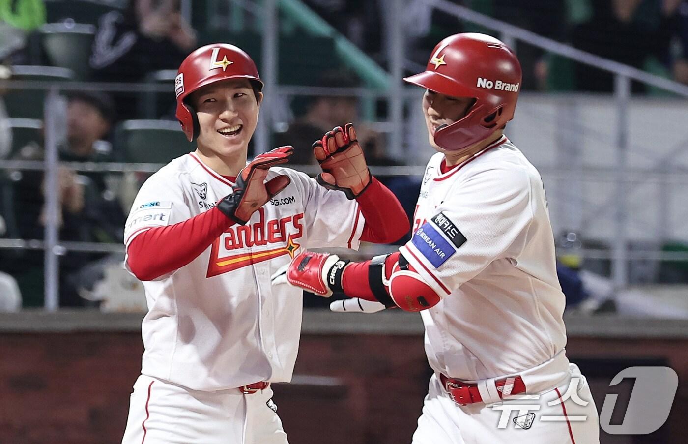 SSG 랜더스는 최정(오른쪽)이 복귀한 뒤 치른 29경기에서 17승 1무 11패를 기록했다. 2025.5.13/뉴스1 ⓒ News1 김성진 기자