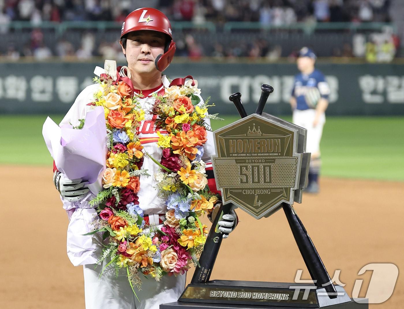 본문 이미지 - 13일 인천SSG 랜더스필드에서 열린 '2025 신한 SOL뱅크 KBO리그' NC 다이노스와 SSG 랜더스의 경기, SSG 최정이 6회말 2사 1루 동점 2점 홈런을 터뜨리며 개인 통산 500홈런을 기록한 후 기념촬영을 하고 있다. 2025.5.13/뉴스1 ⓒ News1 김성진 기자