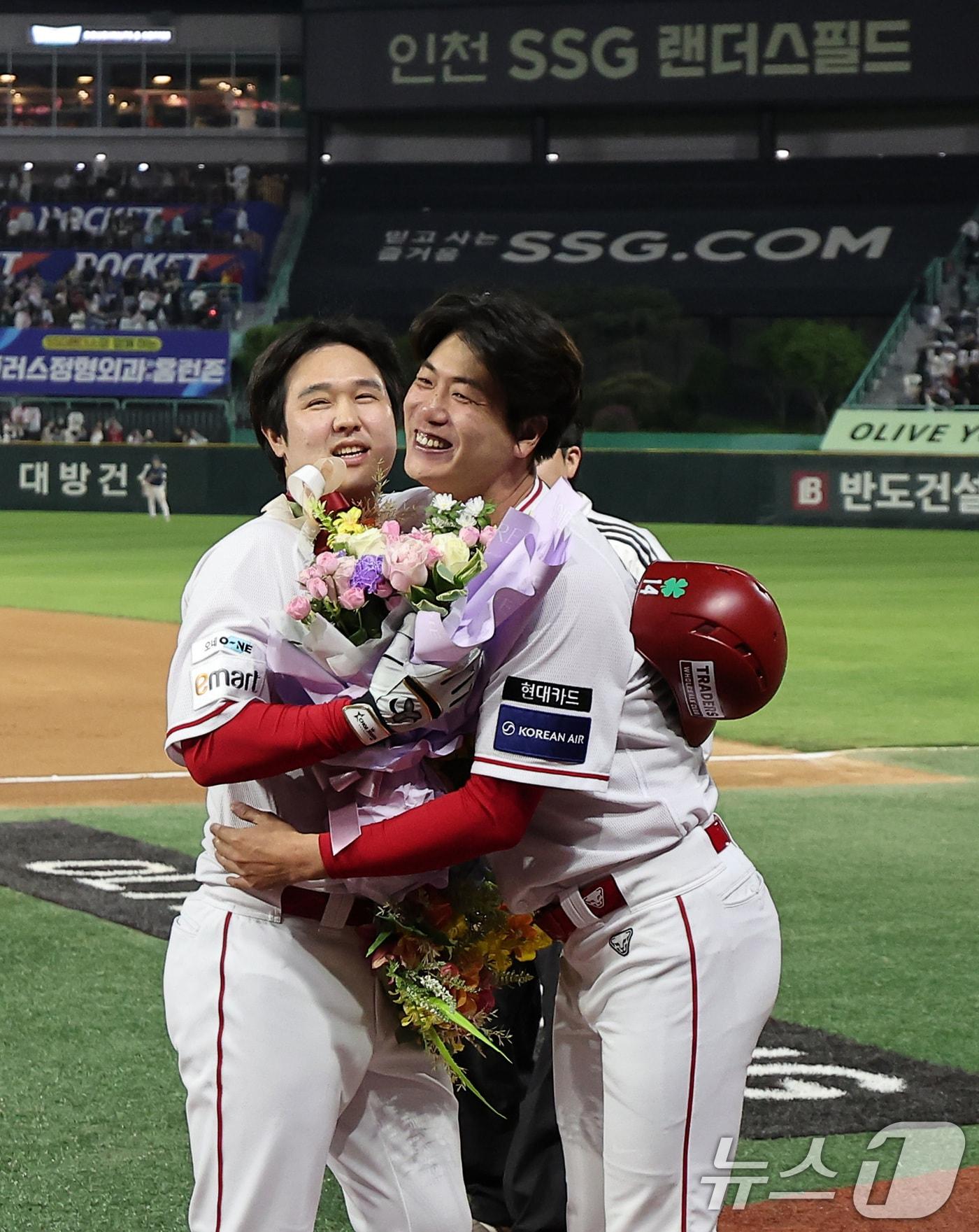 본문 이미지 - 13일 인천SSG 랜더스필드에서 열린 &#39;2025 신한 SOL뱅크 KBO리그&#39; NC 다이노스와 SSG 랜더스의 경기, SSG 최정이 6회말 2사 1루 동점 2점 홈런을 터뜨리며 개인 통산 500홈런을 기록한 후 김광현과 포옹하고 있다. 2025.5.13/뉴스1 ⓒ News1 김성진 기자