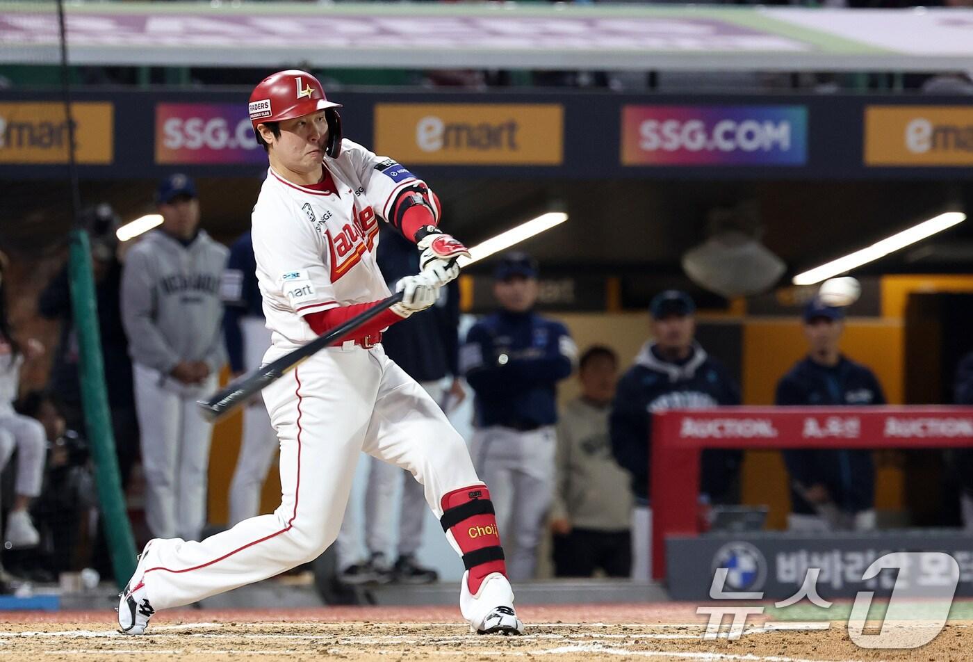 13일 인천SSG 랜더스필드에서 열린 '2025 신한 SOL뱅크 KBO리그' NC 다이노스와 SSG 랜더스의 경기, SSG 최정이 6회말 2사 1루 동점 2점 홈런을 터뜨리며 개인 통산 500홈런을 기록하고 있다. 2025.5.13/뉴스1 ⓒ News1 김성진 기자