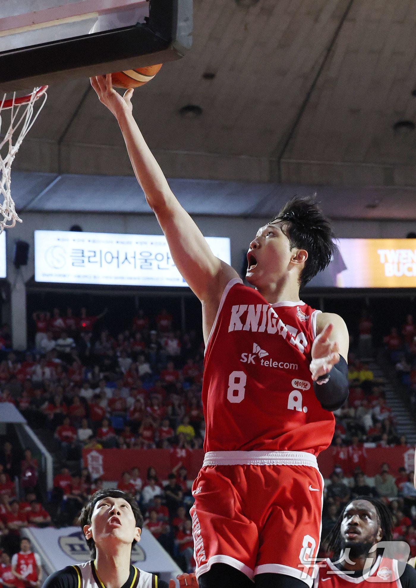 본문 이미지 - 13일 오후 서울 송파구 잠실학생체육관에서 열린 '2024-25 KCC 프로농구 챔피언결정전 5차전' 창원 LG 세이커스와 서울 SK 나이츠의 경기에서 SK 안영준이 골밑 슛을 하고 있다. 2025.5.13/뉴스1 ⓒ News1 박세연 기자