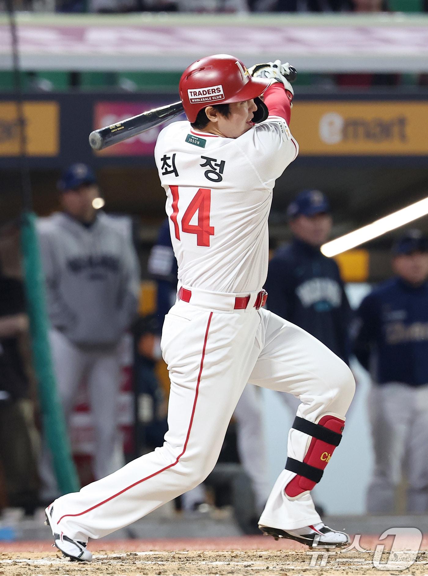 본문 이미지 - 13일 인천SSG 랜더스필드에서 열린 &#39;2025 신한 SOL뱅크 KBO리그&#39; NC 다이노스와 SSG 랜더스의 경기, SSG 최정이 8회말 무사 1루 상황에서 내야안타를 치고 있다. 2025.5.13/뉴스1 ⓒ News1 김성진 기자