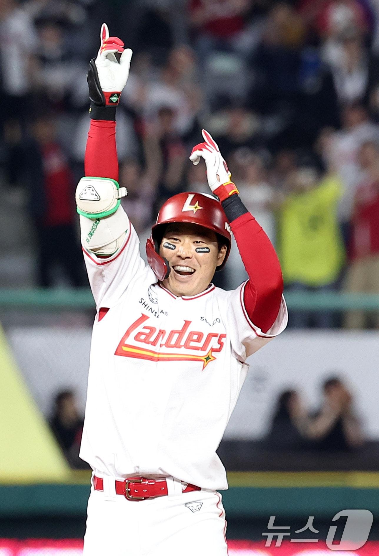 본문 이미지 - 13일 인천SSG 랜더스필드에서 열린 '2025 신한 SOL뱅크 KBO리그' NC 다이노스와 SSG 랜더스의 경기, SSG 한유섬이 8회말 무사 1,2루 상황에서 1타점 2루타를 친 후 기뻐하고 있다. 2025.5.13/뉴스1 ⓒ News1 김성진 기자