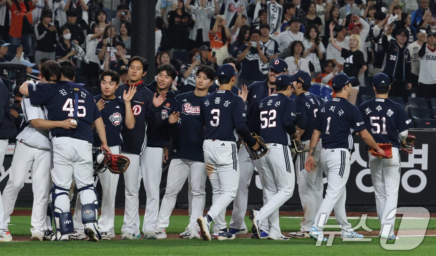 13일 대전 한화생명볼파크에서 열린 '2025 신한 SOL 뱅크 KBO리그' 프로야구 한화 이글스와 두산 베어스 경기에서 승리한 두산 선수들이 자축하고 있다. 2025.5.13/뉴스1 ⓒ News1 김기태 기자
